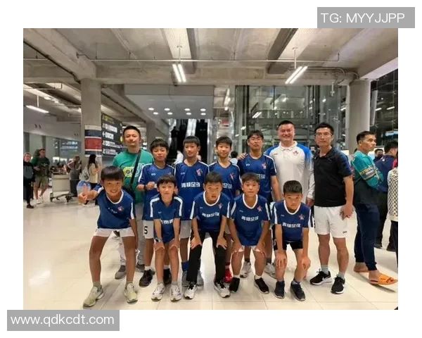 青春风采足球少年展现足球明星的帅气魅力与无限潜力