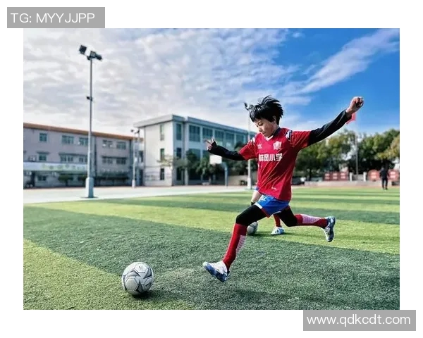 飞翔的足球巨星如同鸟儿翱翔在绿茵场上展翅高飞